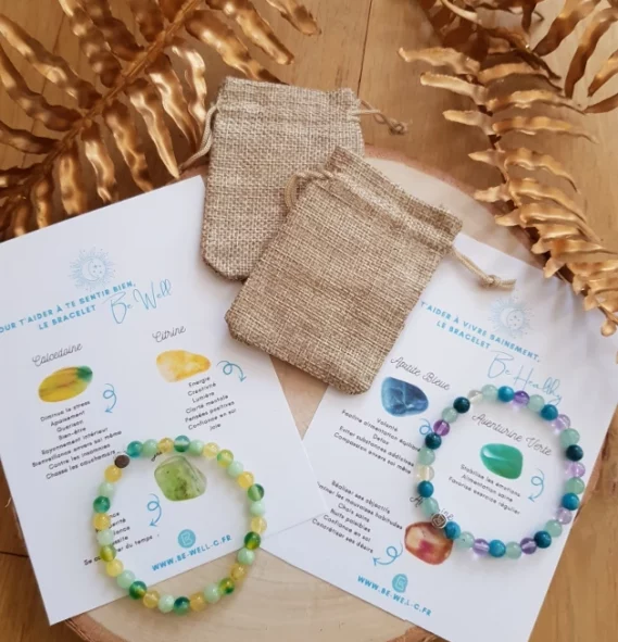 Bracelets Be Well C en pierres semi-précieuses présentés sur leurs cartes