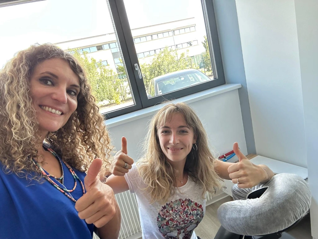 Deux femmes souriantes pendant une séance de coaching bien-être et nutrition